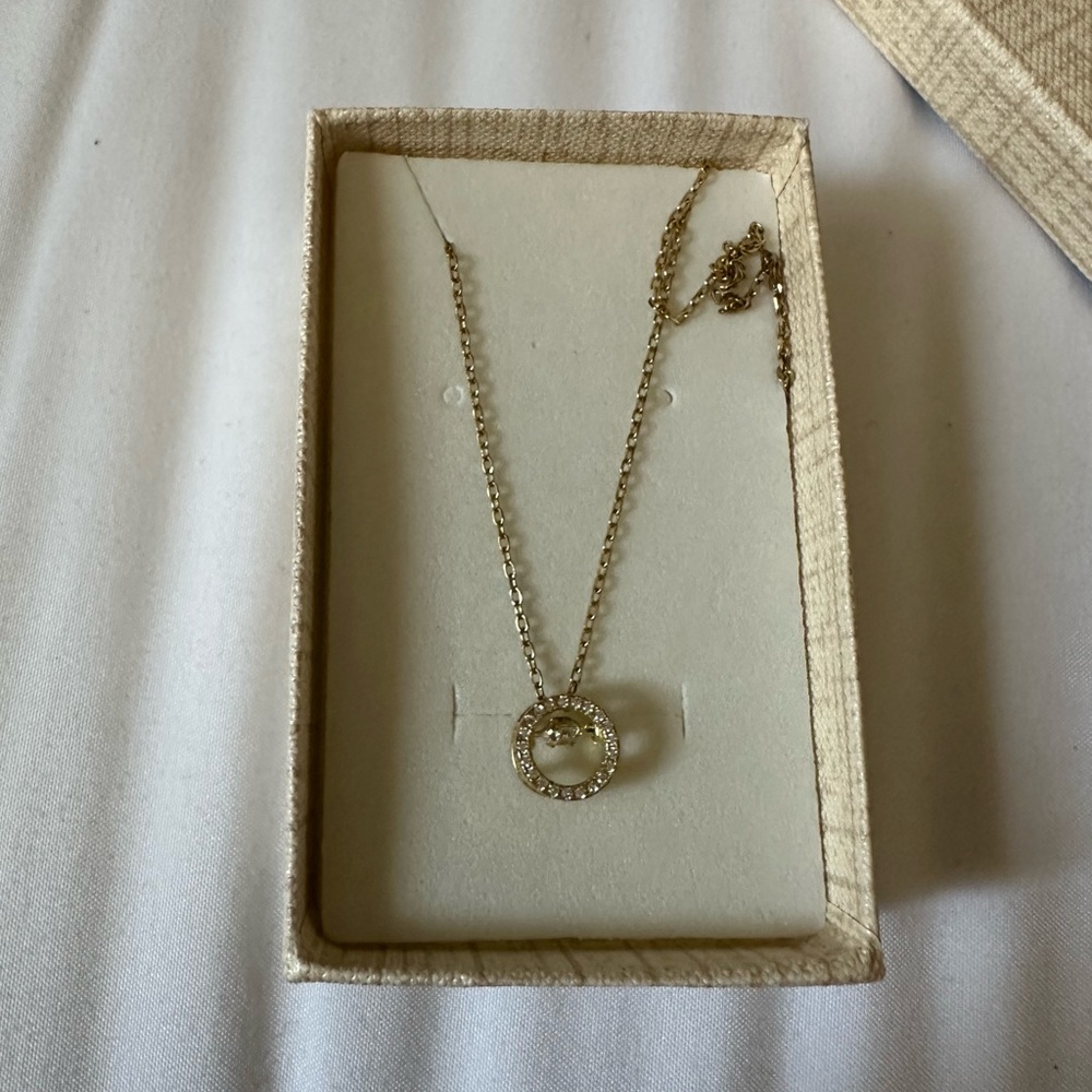Elegant Gold Necklace with Crystal Accents